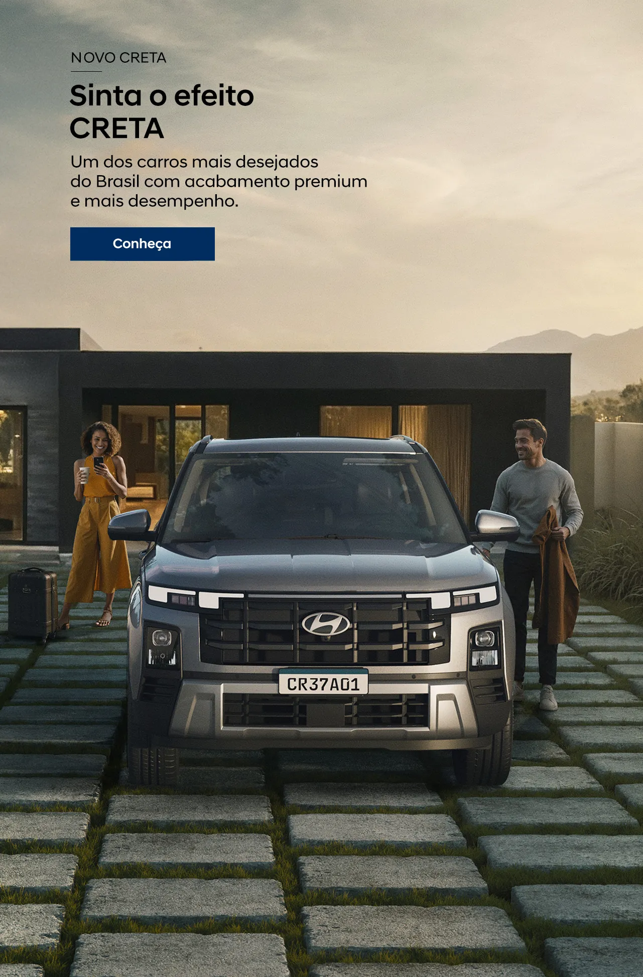 Pessoas ao lado do CRETA. O banner diz “Sinta o efeito CRETA. Um dos carros mais desejados do Brasil com acabamento premium e mais desempenho