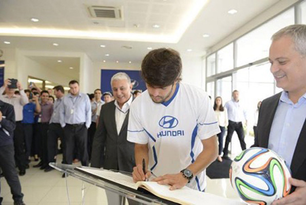 Embaixador da Hyundai na Copa, jogador Kaká visita fábrica em Piracicaba e homenageia funcionários