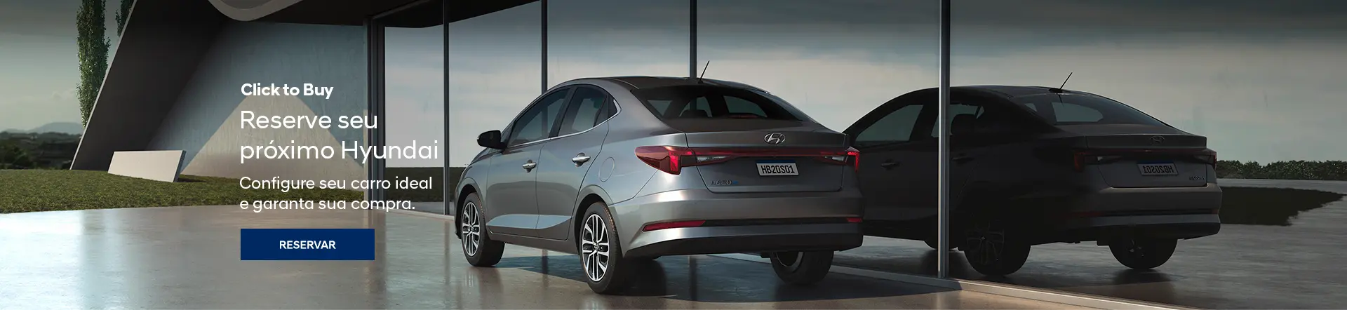 Novo HB20 Sedan na cor cinza estacionado em frente de uma casa espelhada