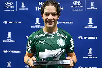 Defensor Agustín Giay recebendo o prêmio Hero of The Match da Hyundai. 
