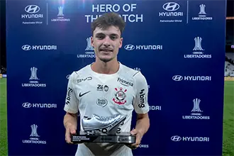 Meio-campo Breno Bidon recebendo o prêmio Hero of The Match da Hyundai. 
