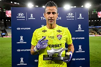 Goleiro Fábio recebendo o prêmio Hero of The Match da Hyundai. 