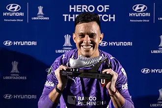 Goleiro Gonzalo Valle recebendo o prêmio Hero of The Match da Hyundai. 