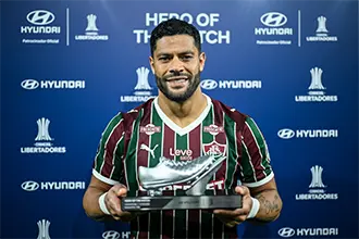 Atacante Hulk recebendo o prêmio Hero of The Match da Hyundai. 