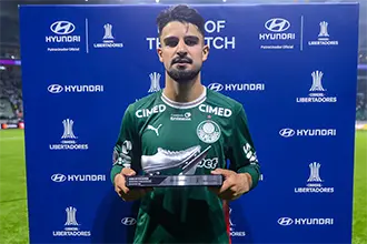 Atacante José López recebendo o prêmio Hero of The Match da Hyundai. 