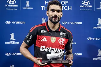 Meio-campo Lucas Paquetá recebendo o prêmio Hero of The Match da Hyundai. 