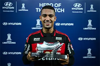 Atacante Samuel Lino recebendo o prêmio Hero of The Match da Hyundai. 