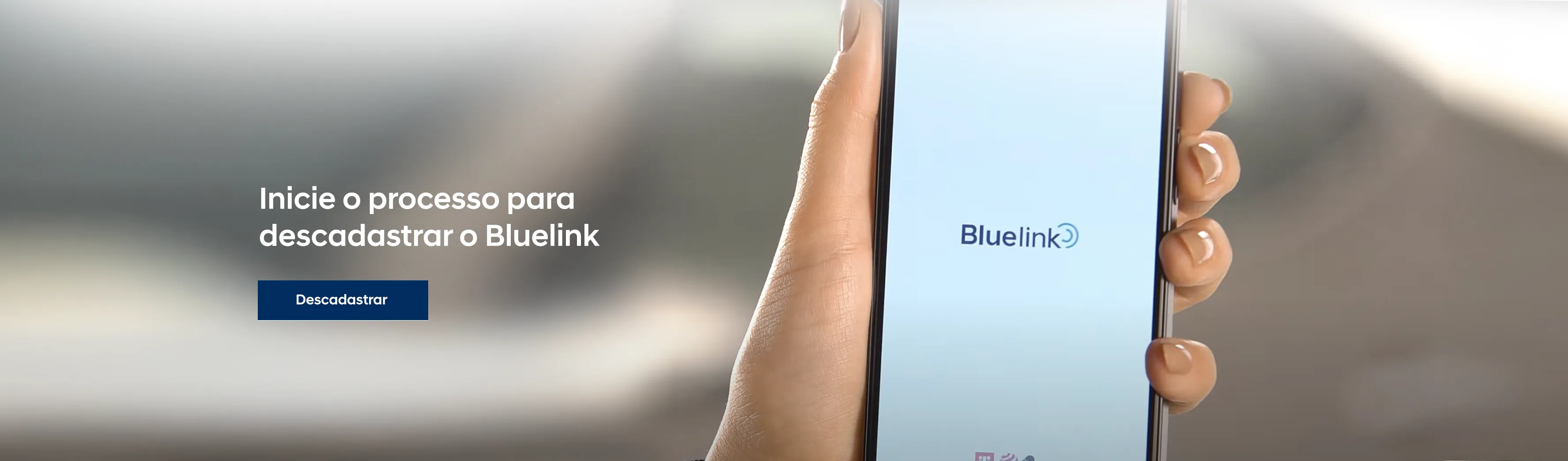 Mão segurando celular com o logo Bluelink
