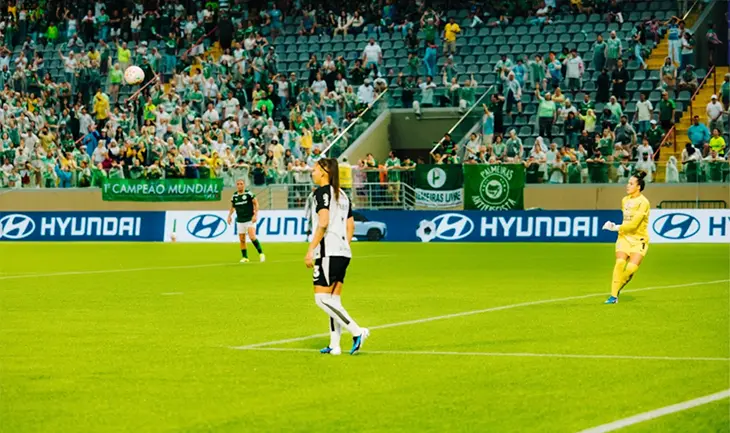 Jogadoras de futebol do Corinthians e Palmeiras em campo pela Supercopa Feminina. 