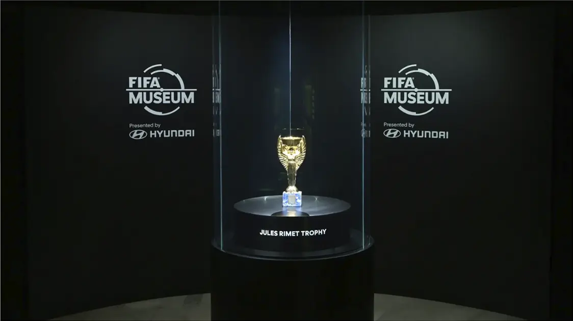 Troféu Jules Rimet em exposição no Museu da FIFA patrocinado pela Hyundai.