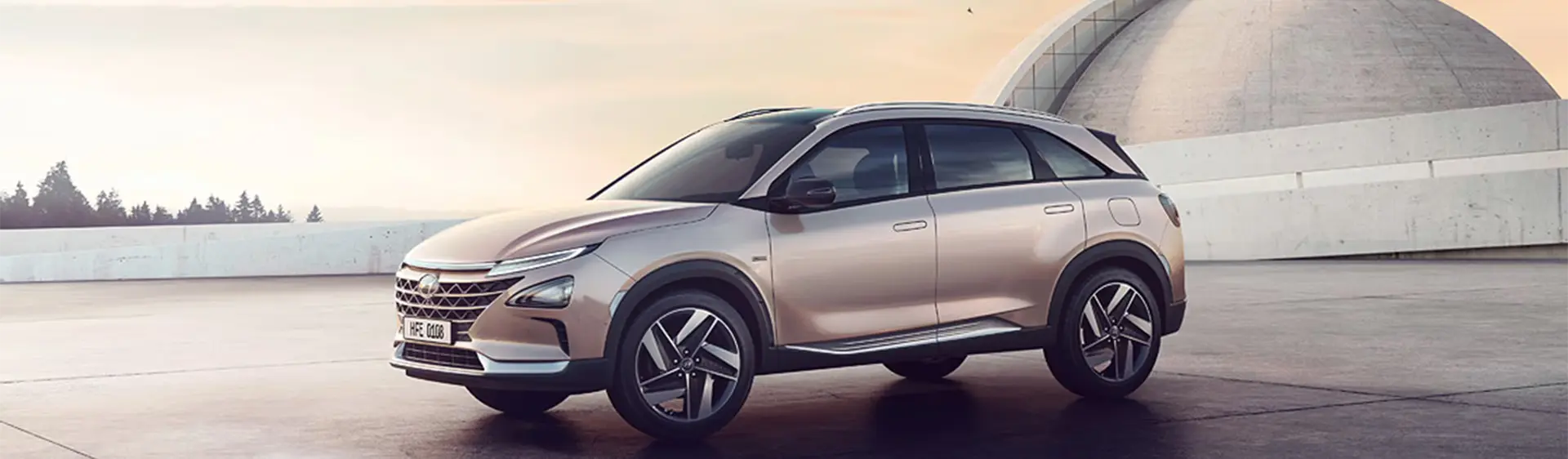 Modelo Hyundai NEXO estacionado na rua durante o dia.