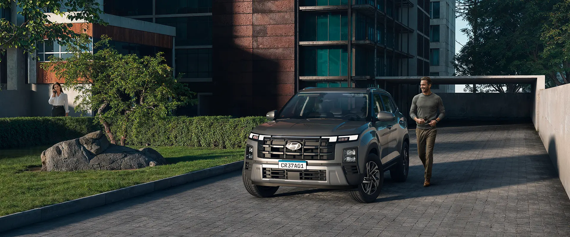 CRETA Platinum estacionado durante o dia com homem ao lado. Texto da imagem: Hyundai CRETA é o SUV mais vendido do varejo brasileiro em 2026. 
