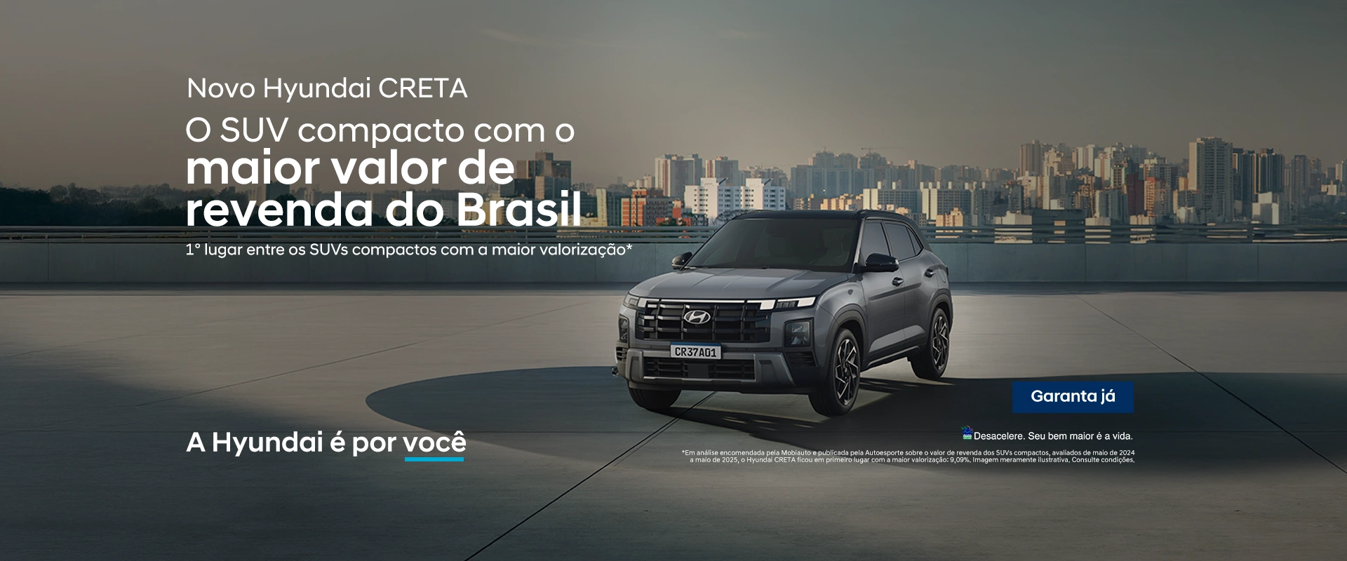 Novo CRETA estacionado com a cidade ao fundo durante o dia.