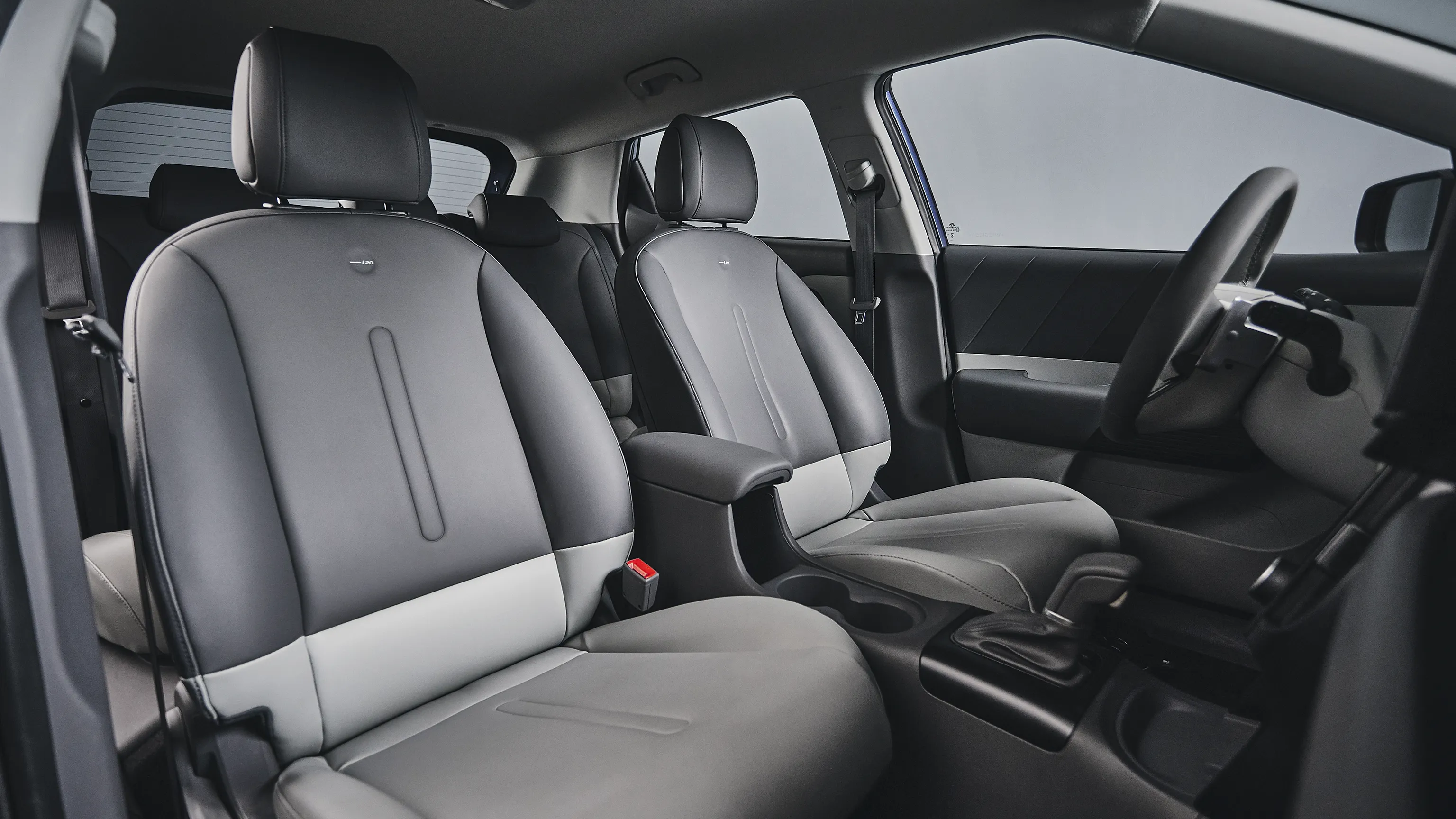 Visão do interior frontal do Novo Hyundai i20 com bancos em couro do motorista e do carona.