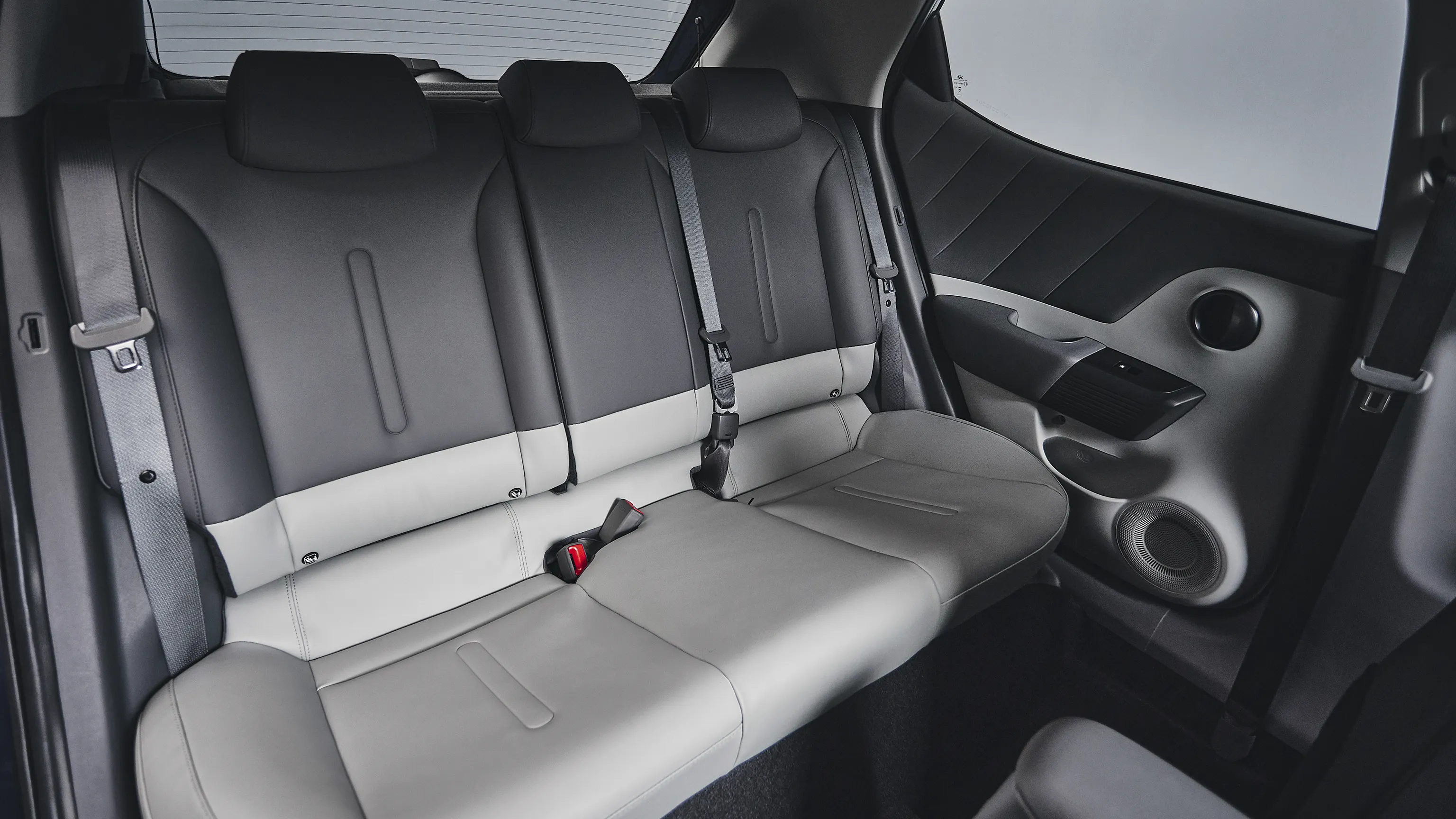 Visão interior traseira do Novo Hyundai i20 com bancos em couro dos passageiros e fixação ISOFIX®.