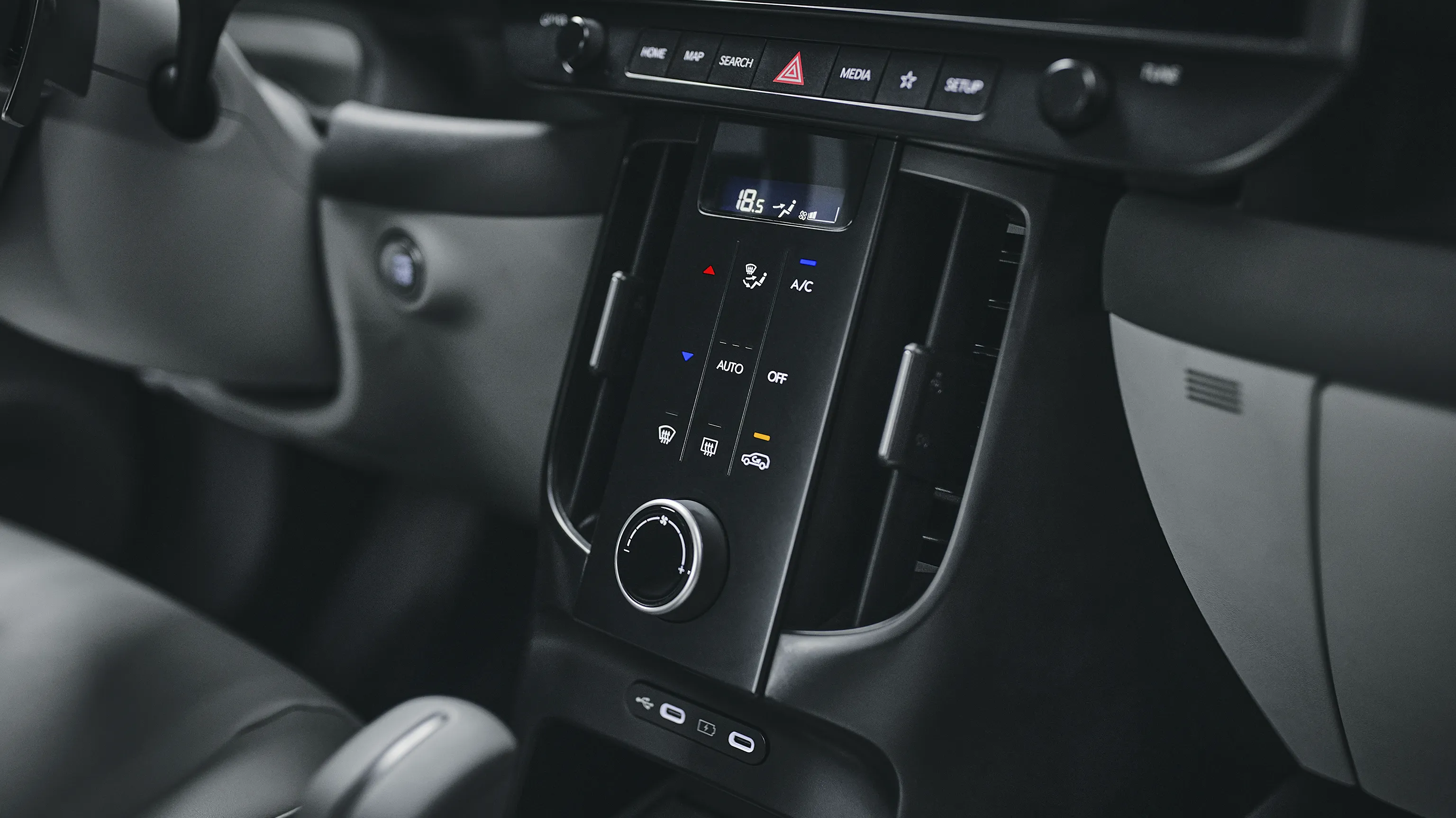 Ar-condicionado digital do Novo Hyundai i20 com funções individuais.