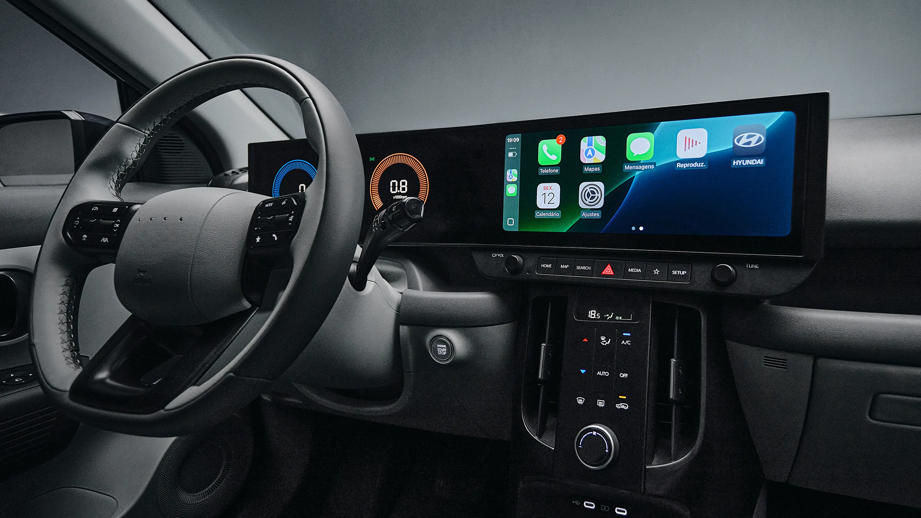 Interior do Novo Hyundai i20 com central multimídia ligada e painel de instrumentos digital aceso.