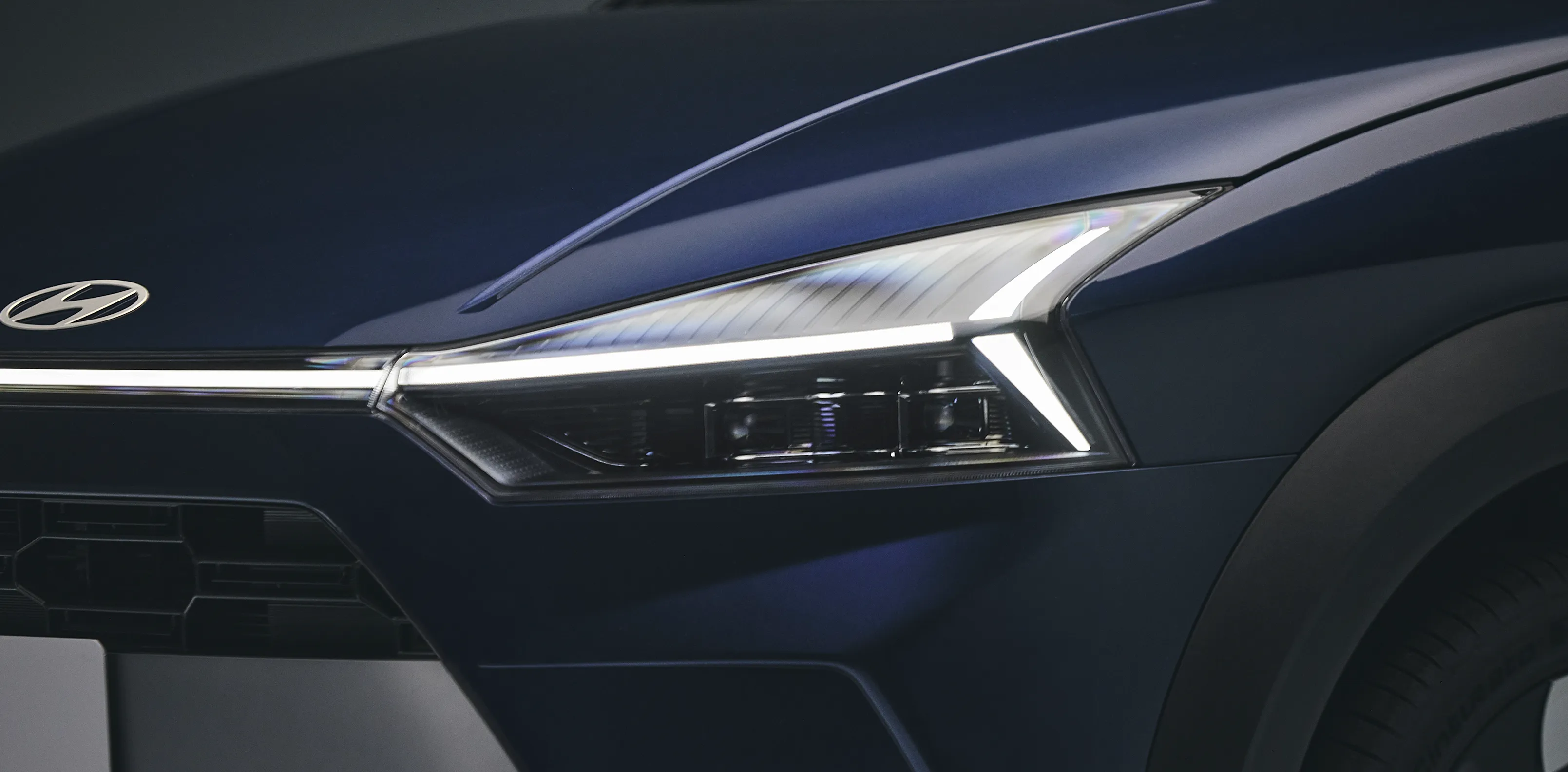 Farol em LED esquerdo com linha horizontal do Novo Hyundai i20. 