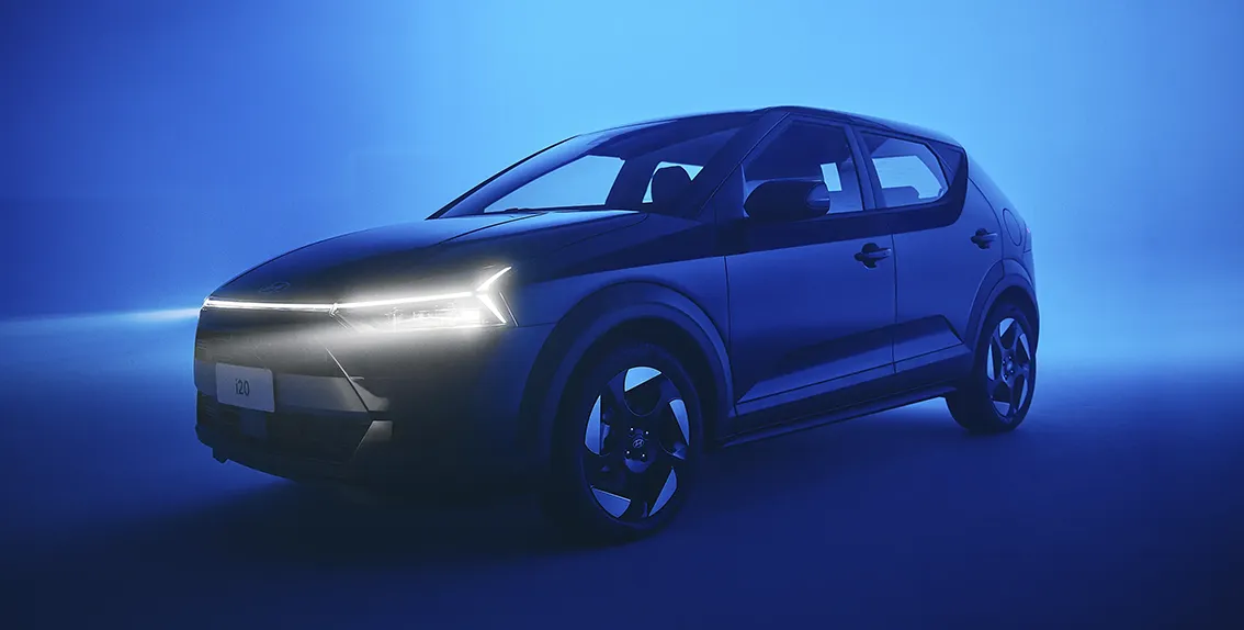 Modelo Novo Hyundai i20 com farol em LED de linha horizontal ligado.