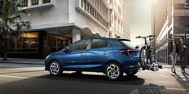 Novo Hyundai HB20 andando pela rua