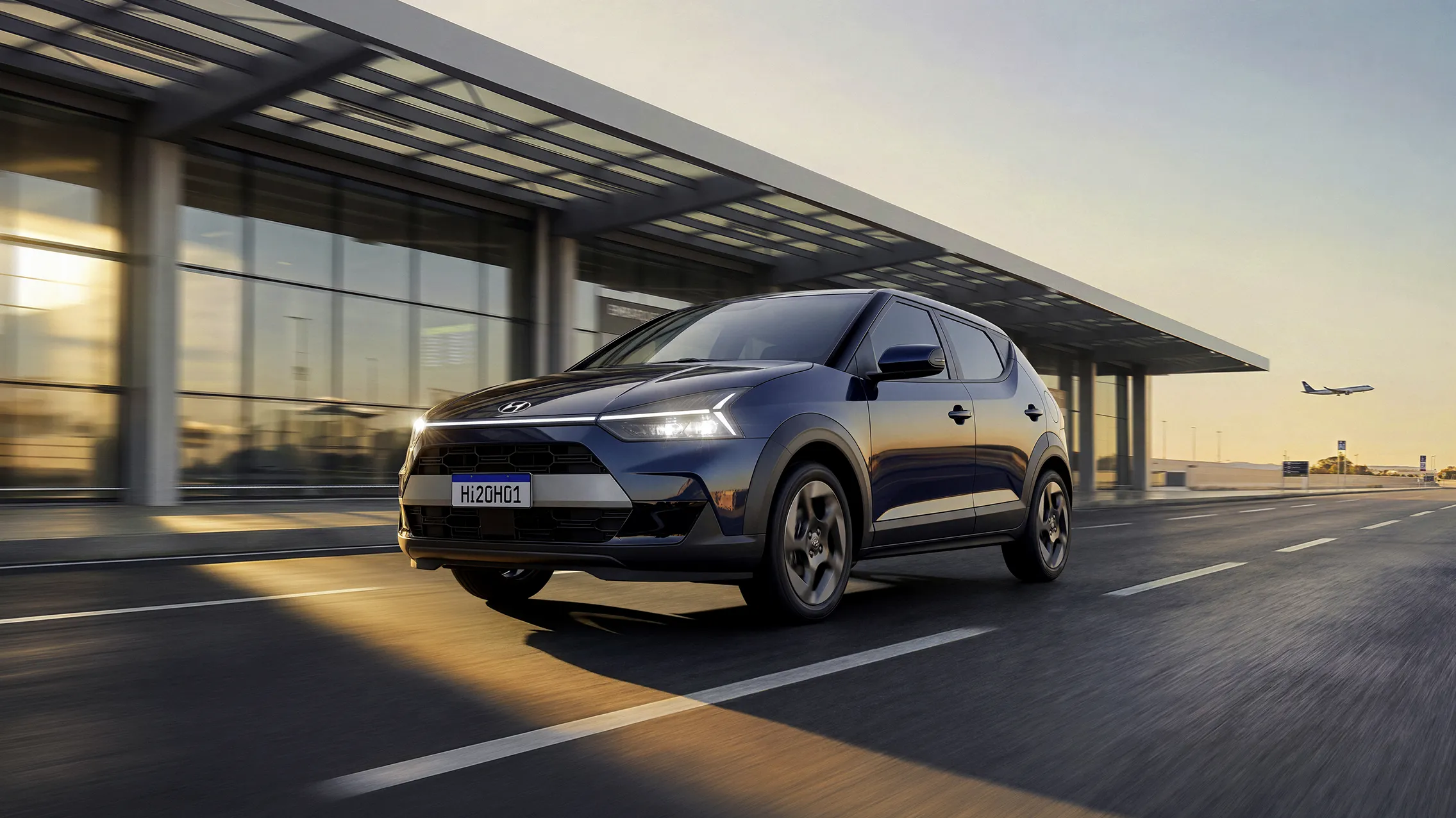 Novo Hyundai i20 azul em alta velocidade em aeroporto.