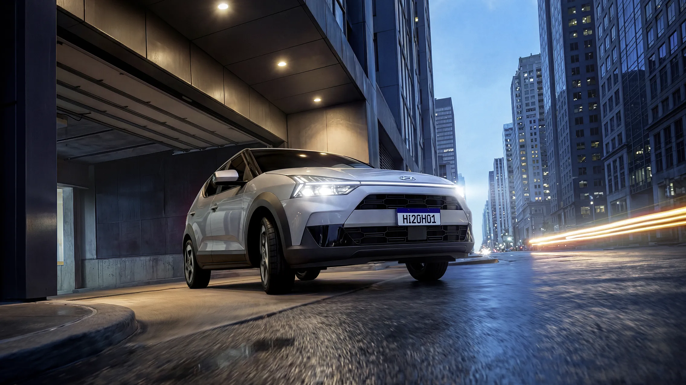 Novo Hyundai i20&nbsp;prata com faróis em LED acesos à noite.