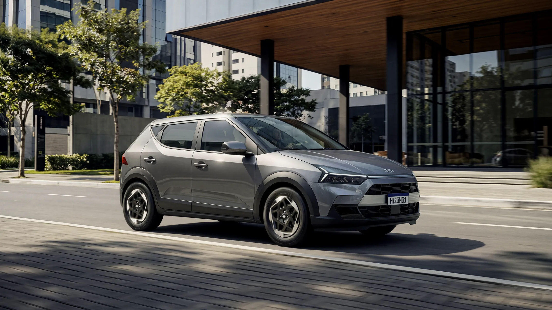 Novo Hyundai i20 cinza em movimento.