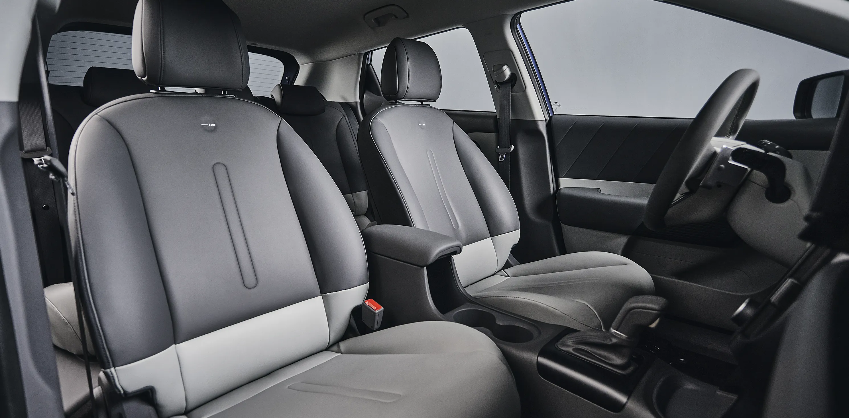 Visão do interior frontal do Novo Hyundai i20 com bancos em couro do motorista e do carona.