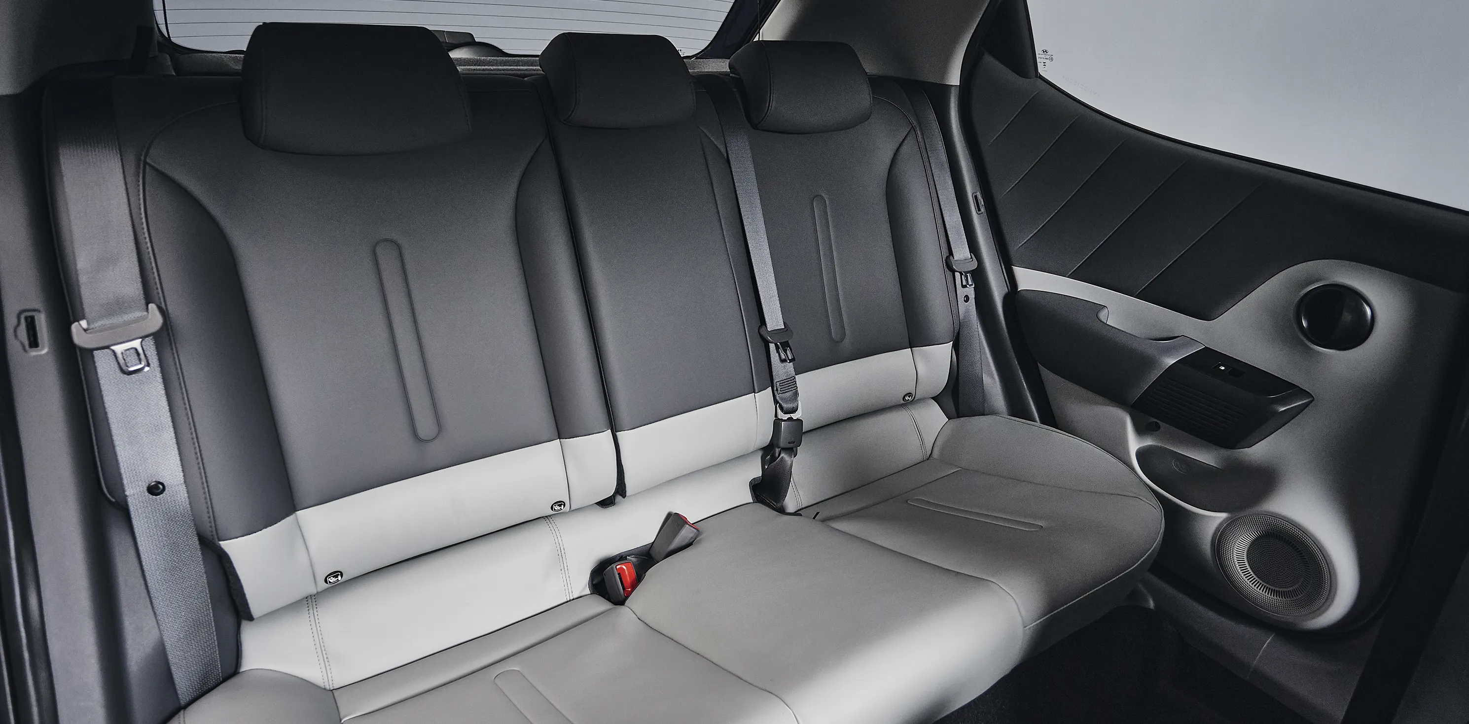 Visão interior traseira do Novo Hyundai i20 com bancos em couro dos passageiros e fixação ISOFIX®.