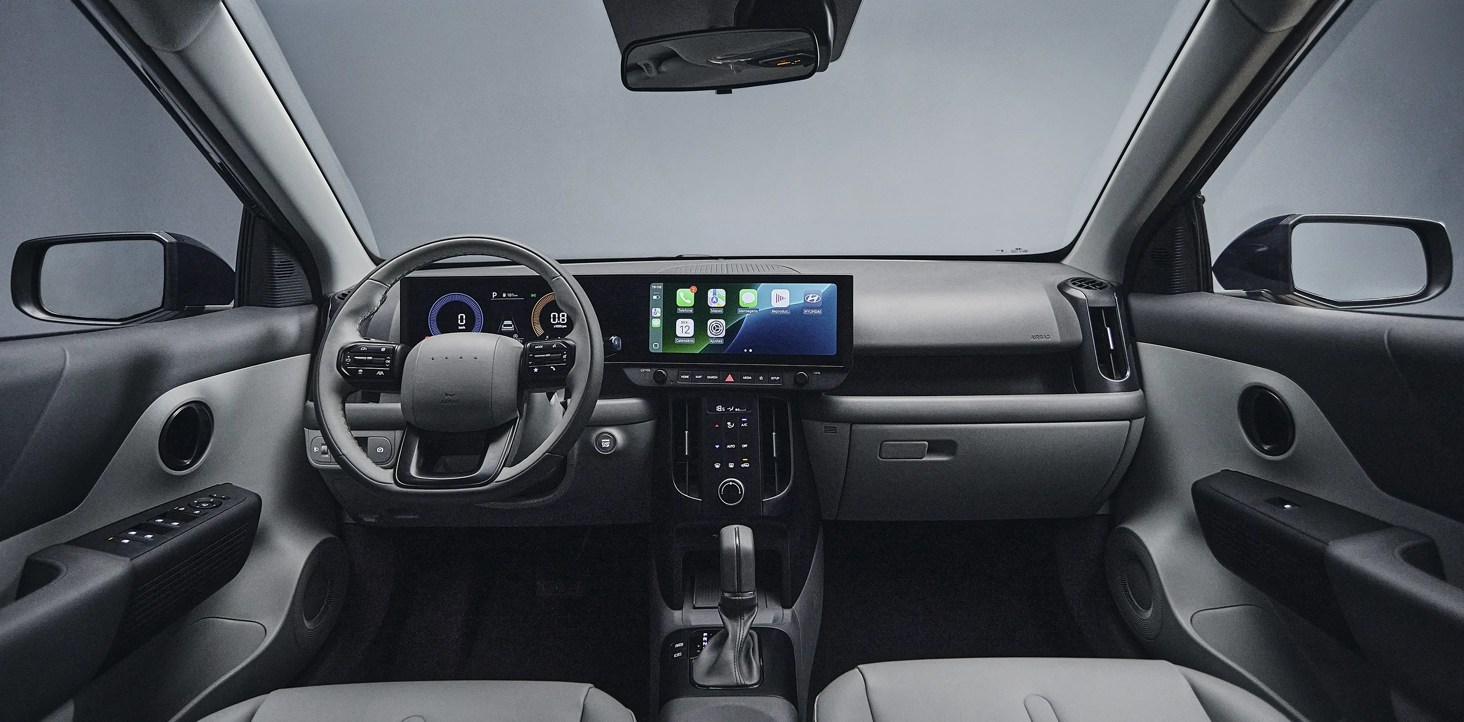 Visão geral do interior do Novo Hyundai i20 com display panorâmico. 