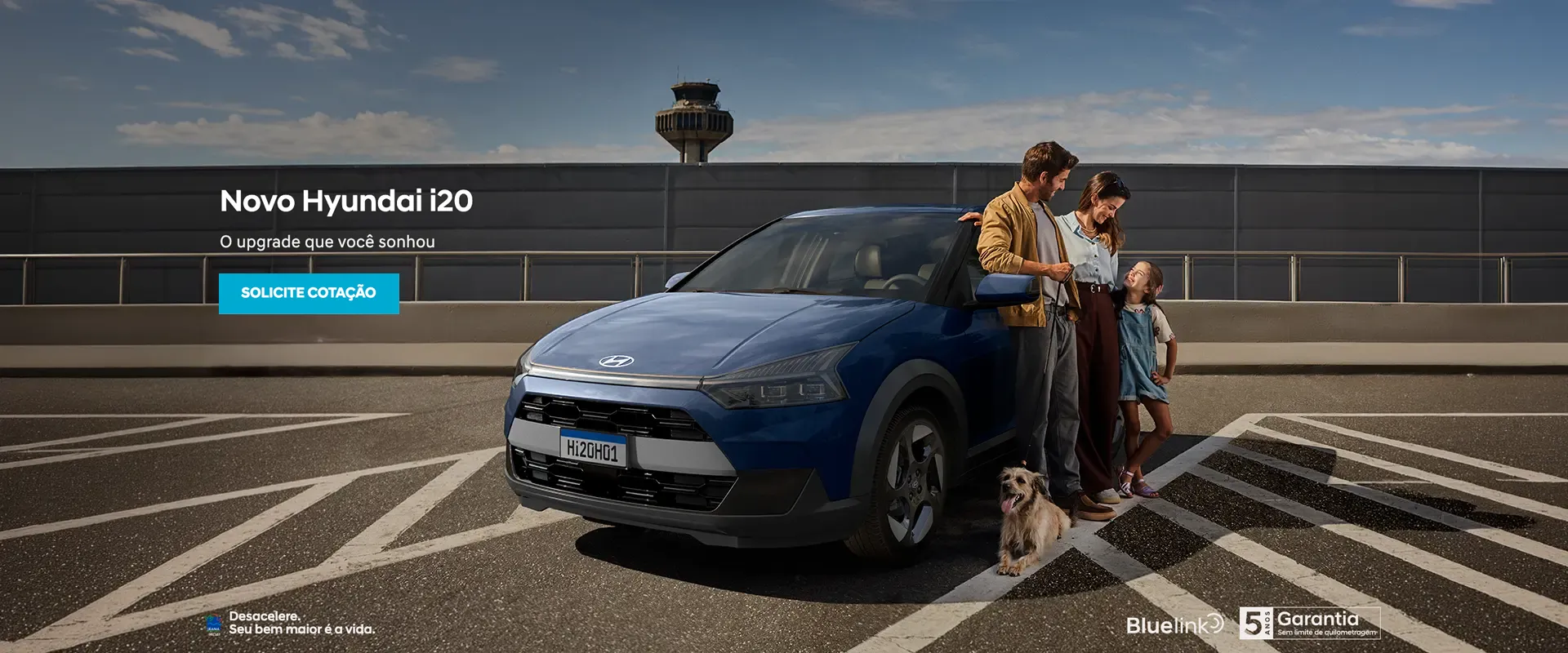 Casal, criança e cachorro ao lado do Novo Hyundai i20, retratando a evolução para um novo momento da vida em família.