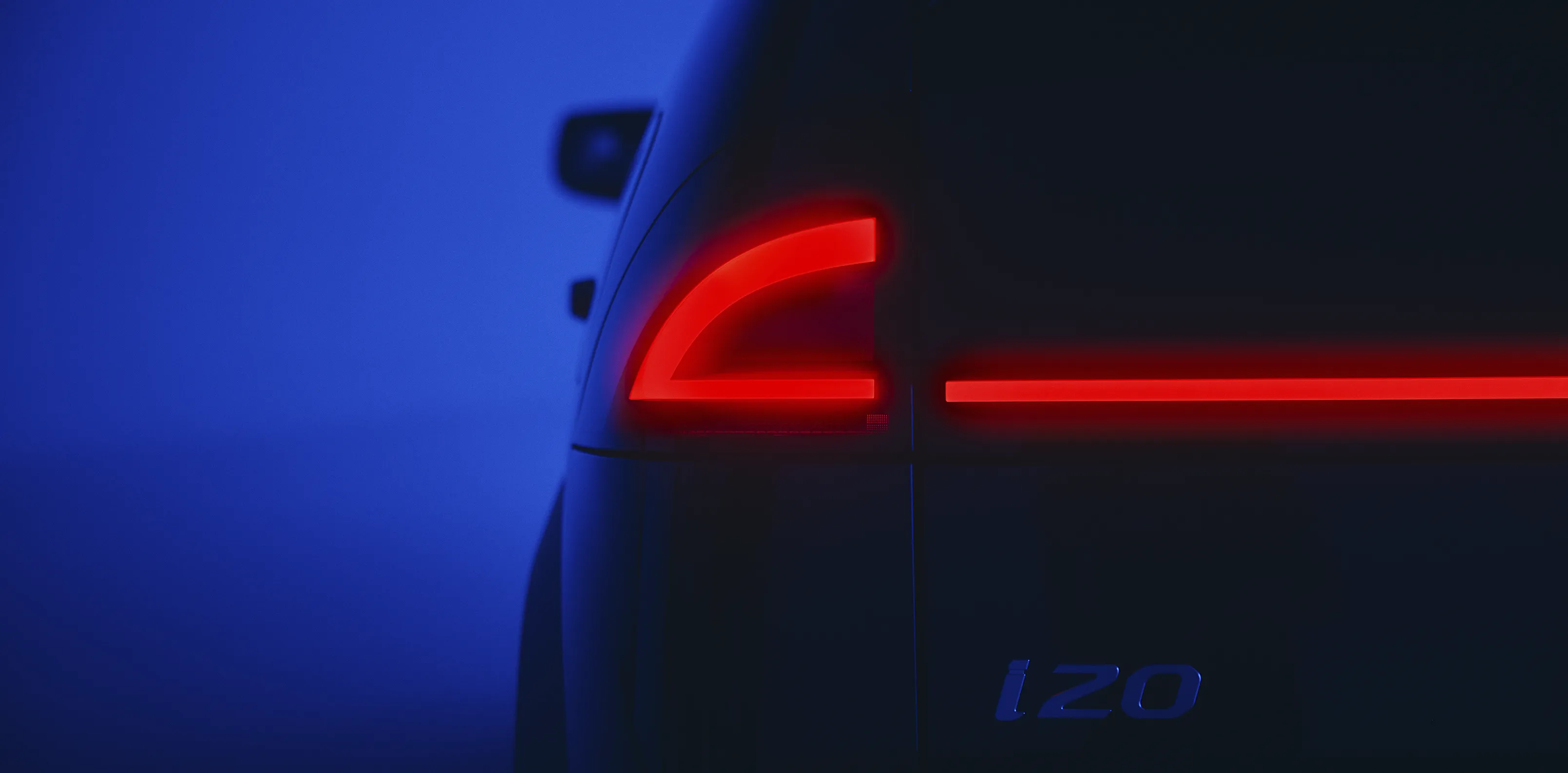 Lanterna traseira esquerda com luz de freio horizontal do Novo Hyundai i20 acesa.