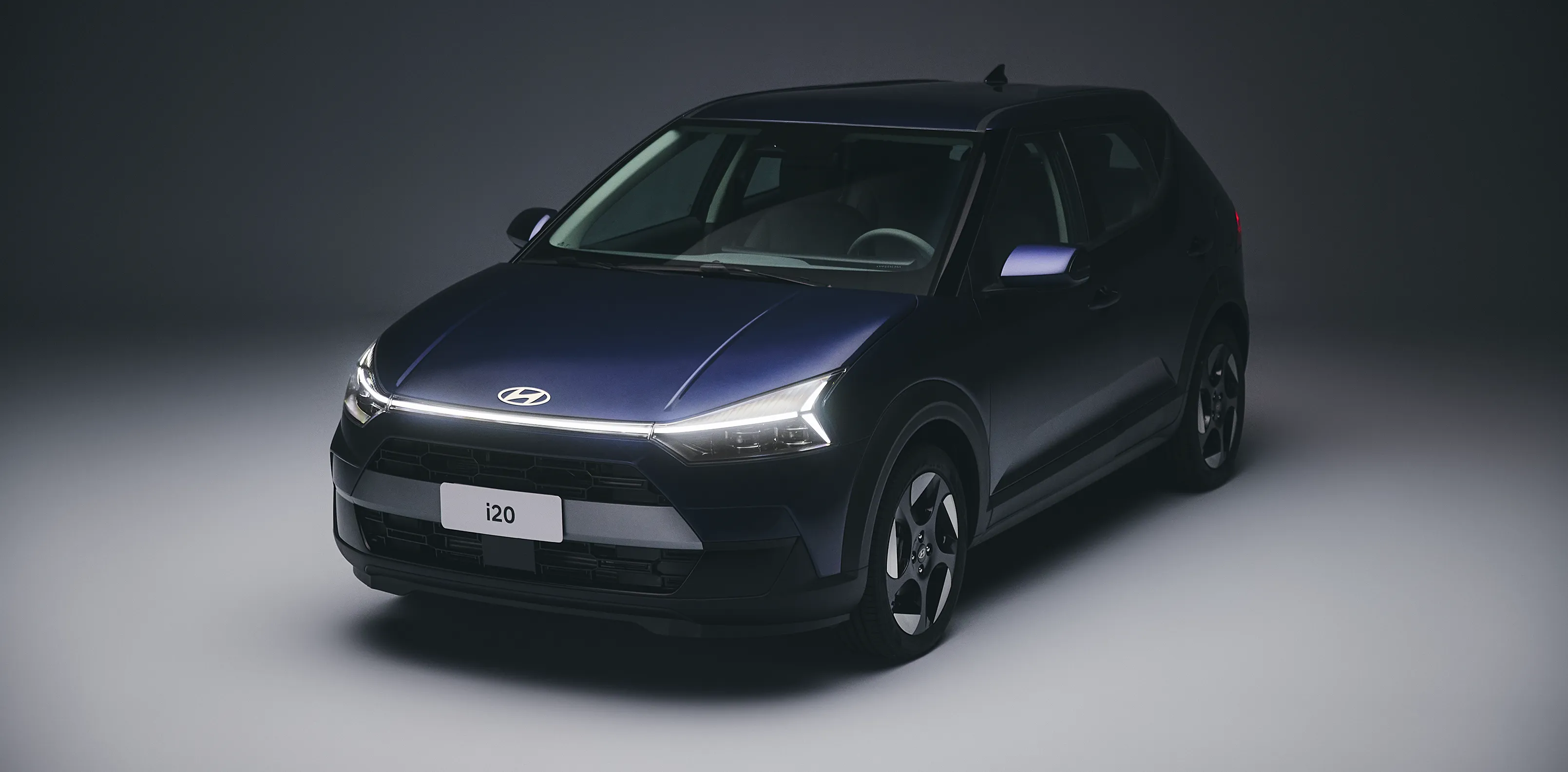 Visão frontal dos faróis em LED com linha horizontal do Novo Hyundai i20.