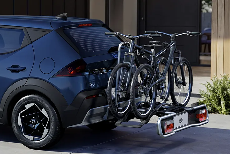 Rack instalado no Novo Hyundai i20 com bicicletas transportadas na parte traseira. 