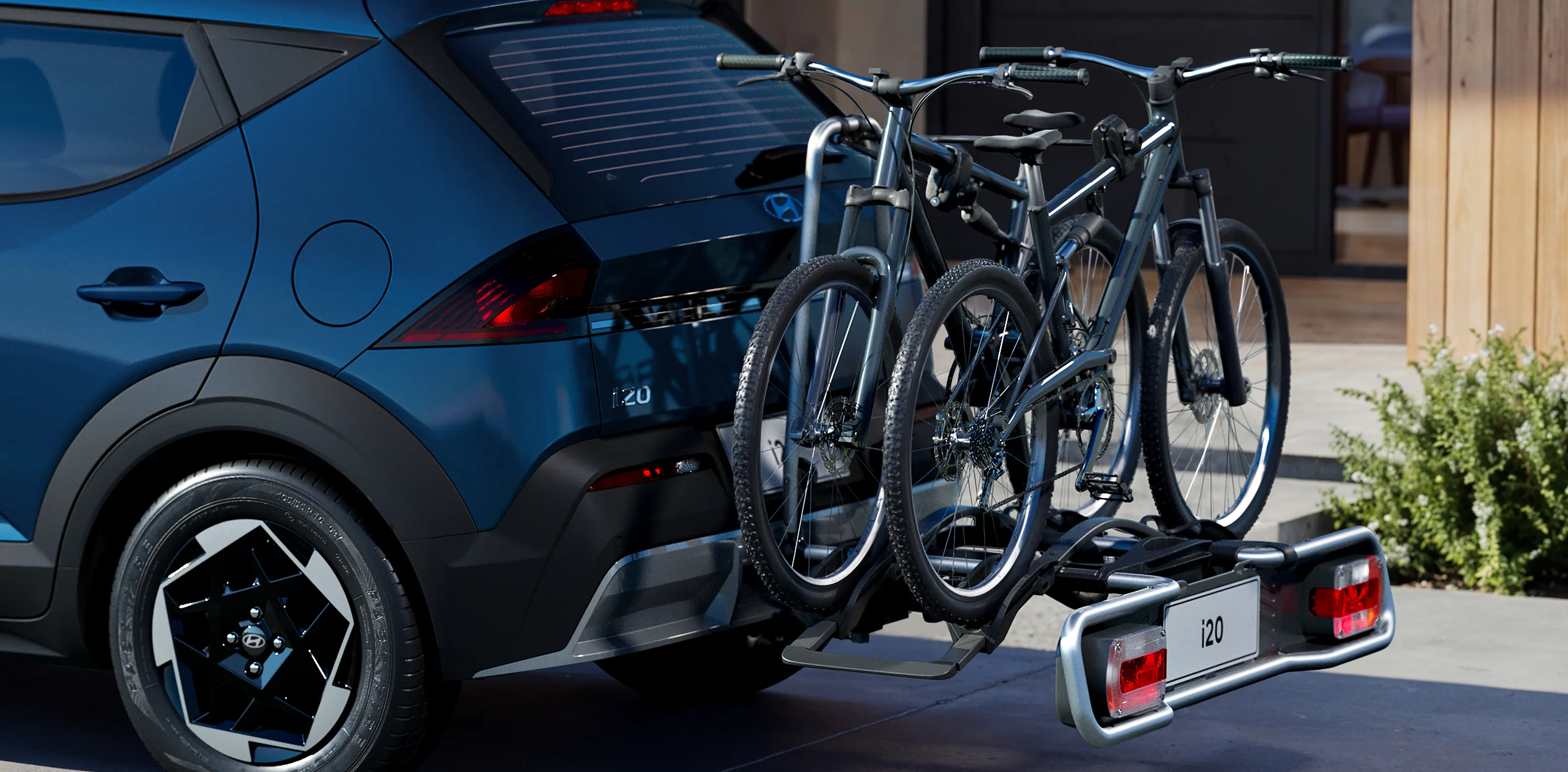 Rack instalado no Novo Hyundai i20 com bicicletas transportadas na parte traseira.