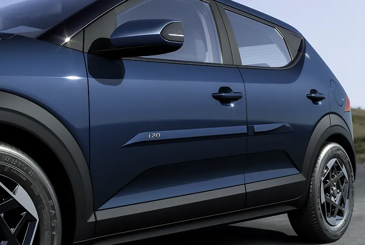 Lateral do Novo Hyundai i20 com friso lateral premium instalado em destaque na carroceria.
