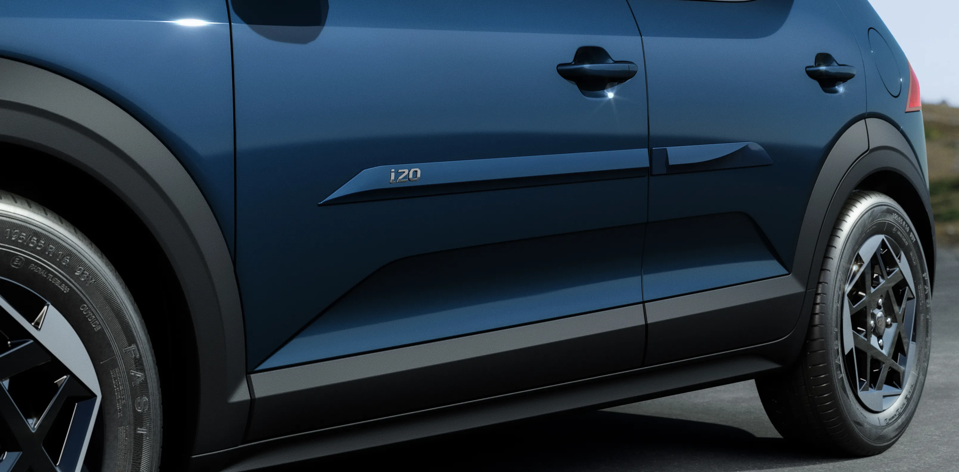 Lateral do Novo Hyundai i20 com friso lateral premium instalado em destaque na carroceria.