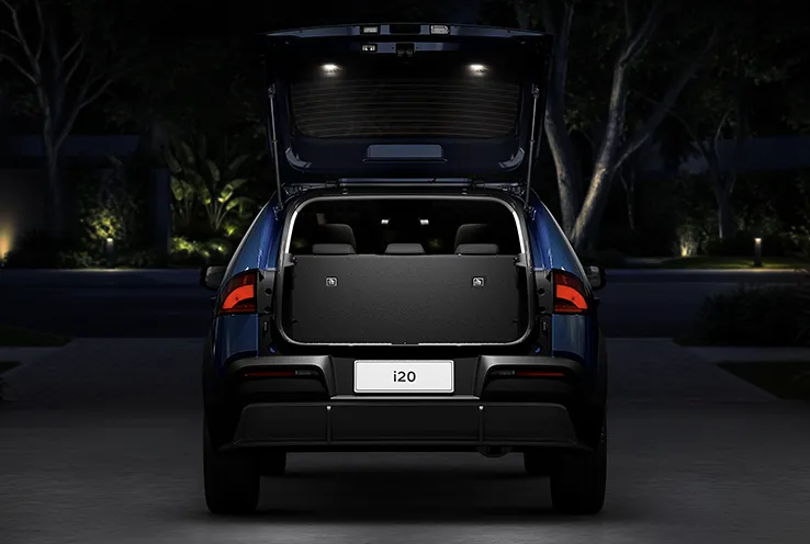 Porta-malas do Novo Hyundai i20 aberto com iluminação LED branca acesa no interior. 