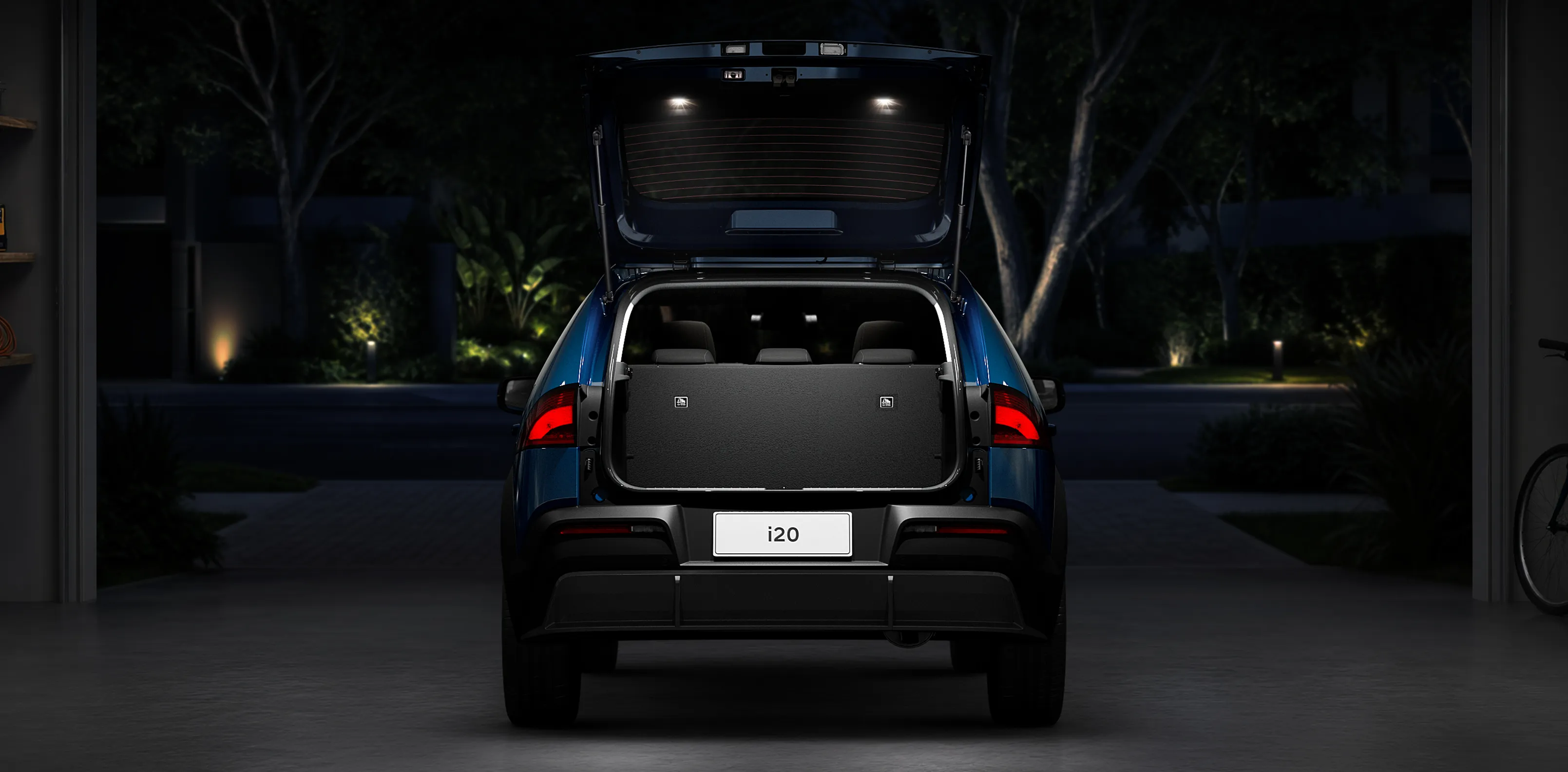 Porta-malas do Novo Hyundai i20 aberto com iluminação LED branca acesa no interior.