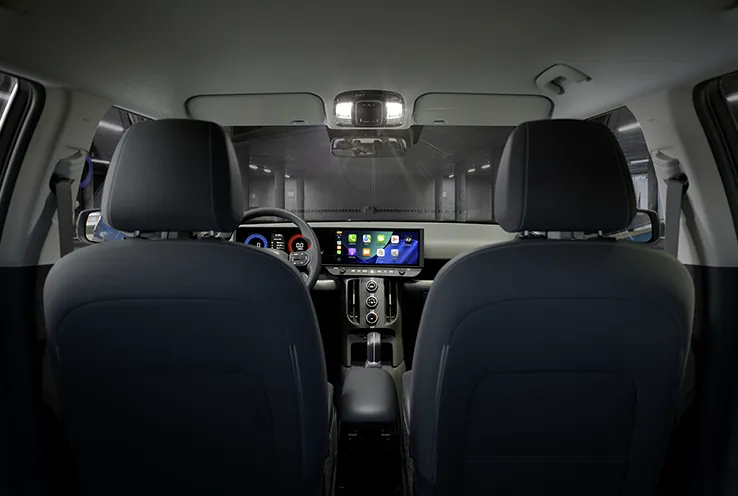 Interior do Novo Hyundai i20 com luz interna super-branca em LED acesa na cabine.