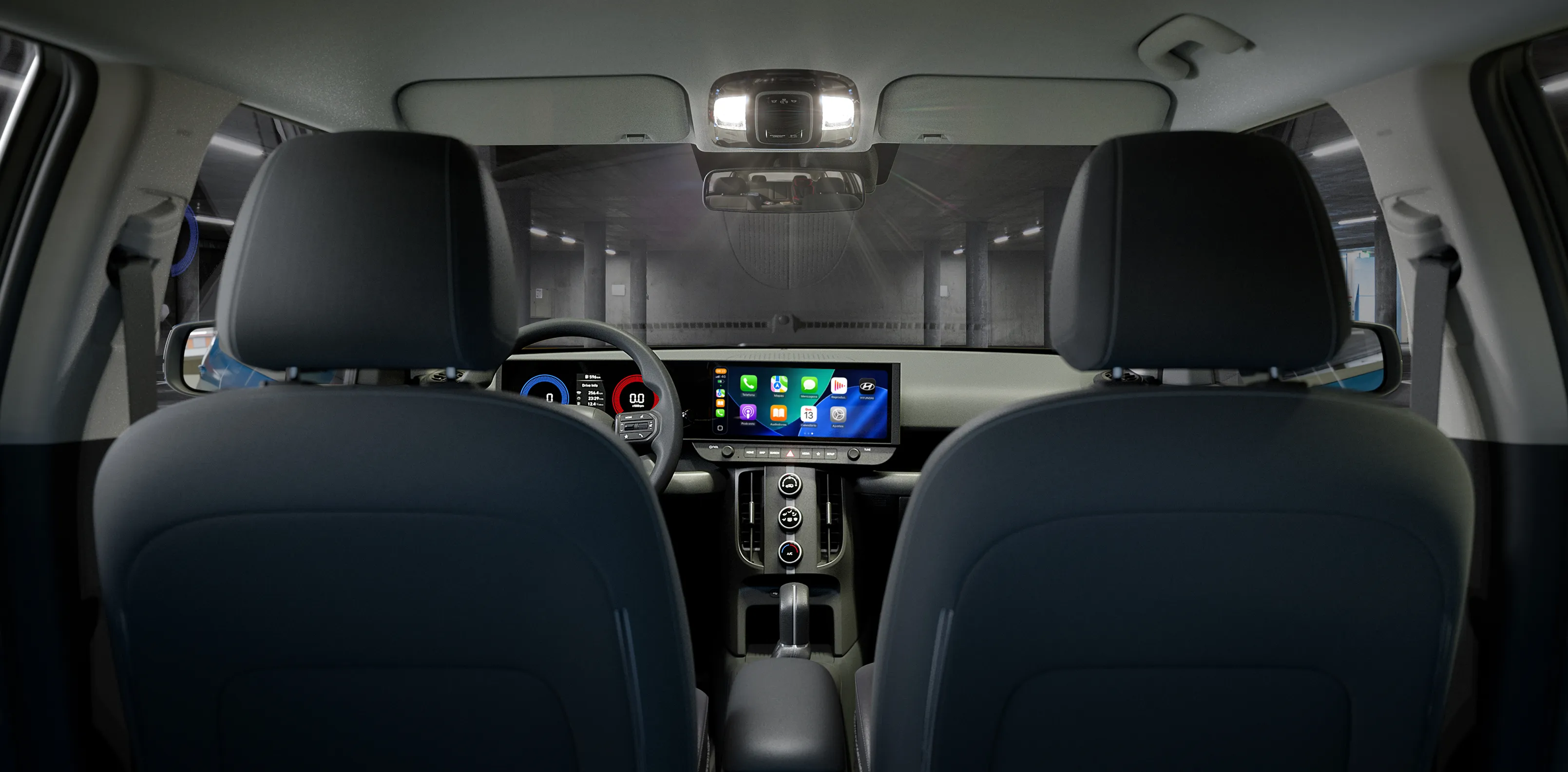 Interior do Novo Hyundai i20 com luz interna super-branca em LED acesa na cabine.