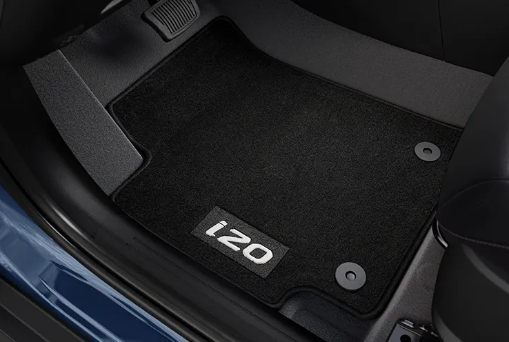 Tapete de carpete instalado no piso interno do Novo Hyundai i20 com detalhe nas travas de borracha.