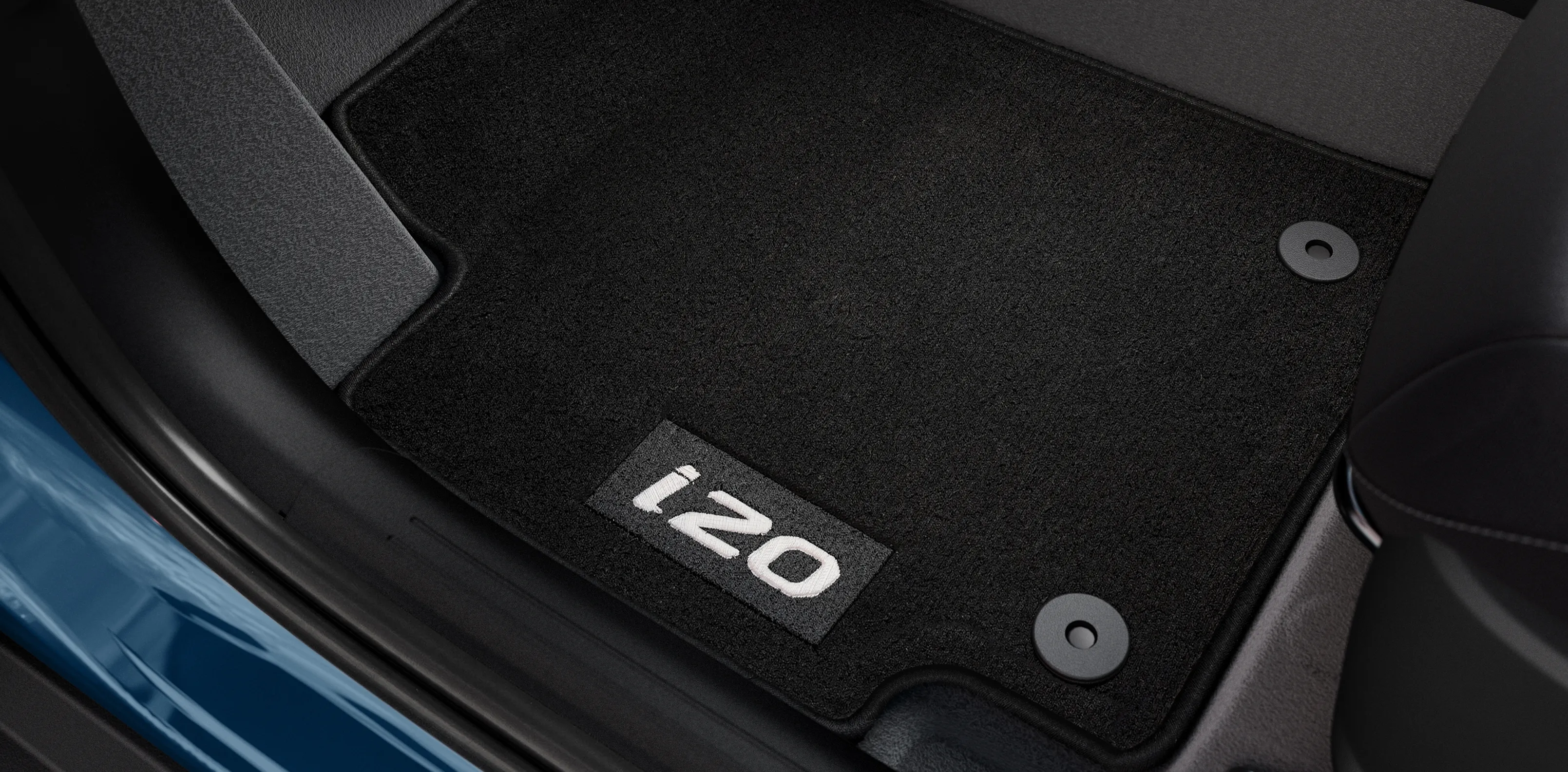 Tapete de carpete instalado no piso interno do Novo Hyundai i20 com detalhe nas travas de borracha.