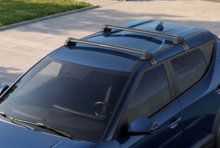 Teto do Novo Hyundai i20 com barras transversais instaladas para transporte de bagagem. 