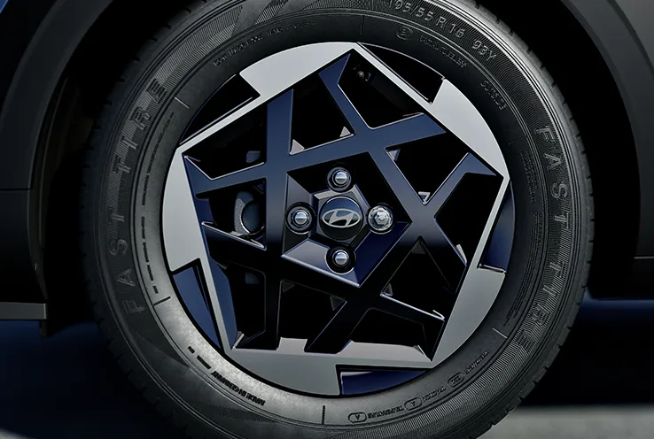 Roda do Novo Hyundai i20 com trava antifurto instalada no parafuso da roda. 