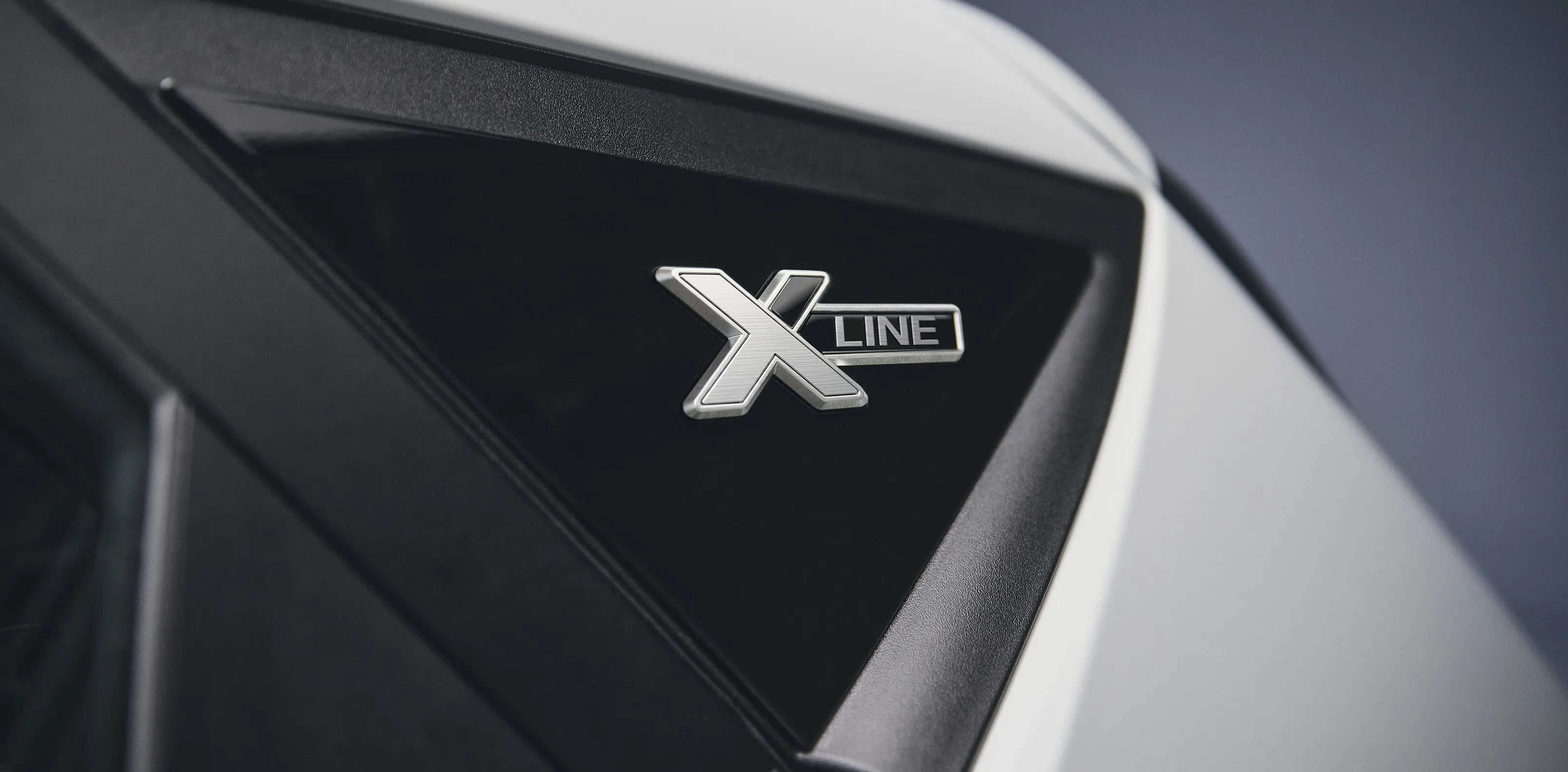 Logo X Line com acabamento metalizado na coluna C do Novo Hyundai i20.