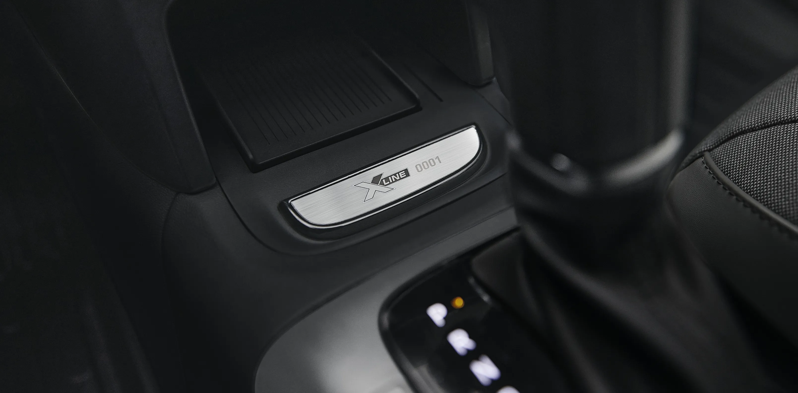 Plaqueta numerada X Line no console central do Novo Hyundai i20.