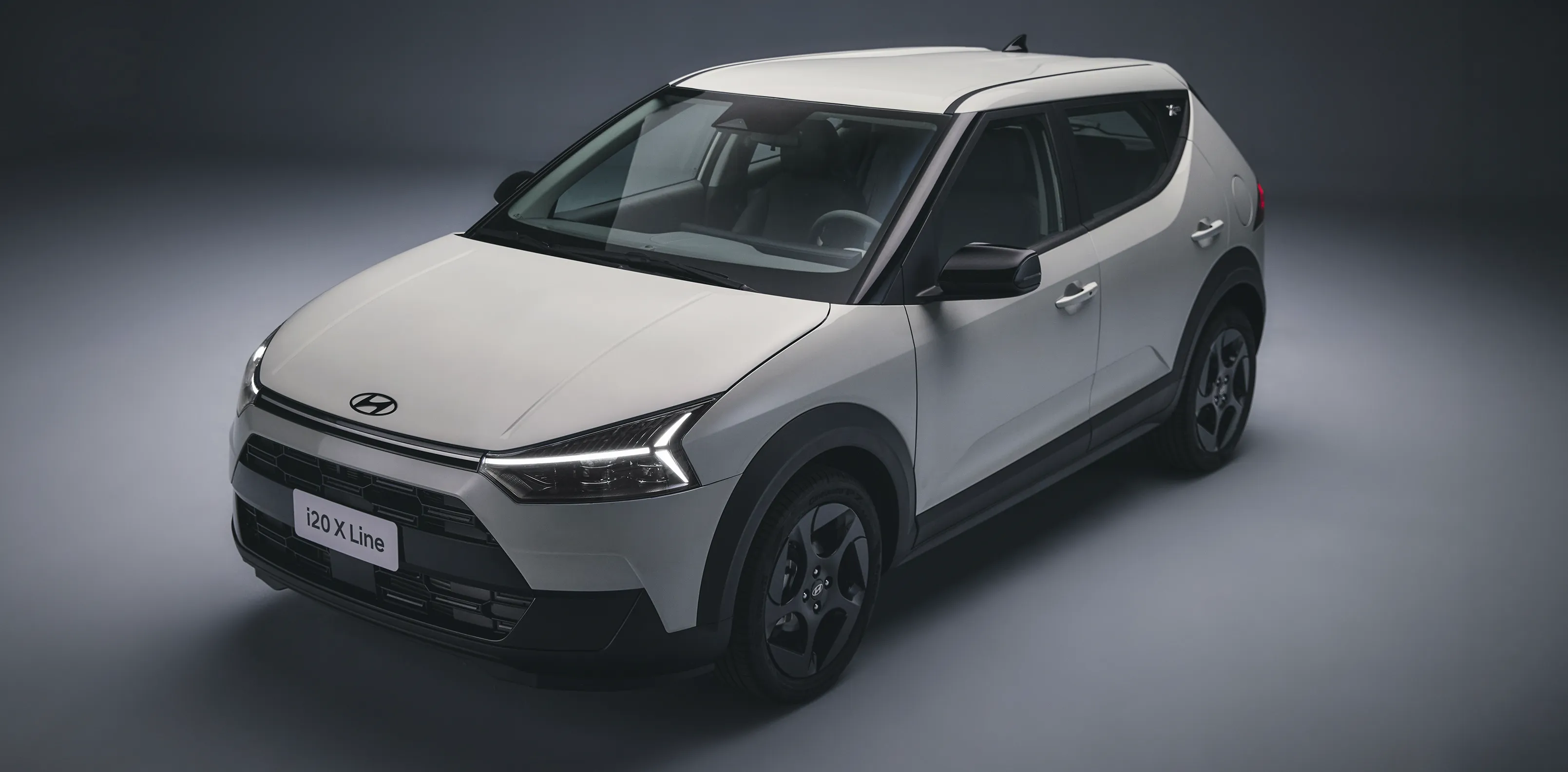 Novo Hyundai i20 X Line branco com visual urbano.