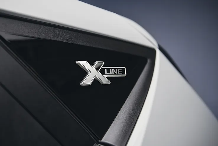Logo X Line com acabamento metalizado na coluna C do Novo Hyundai i20.