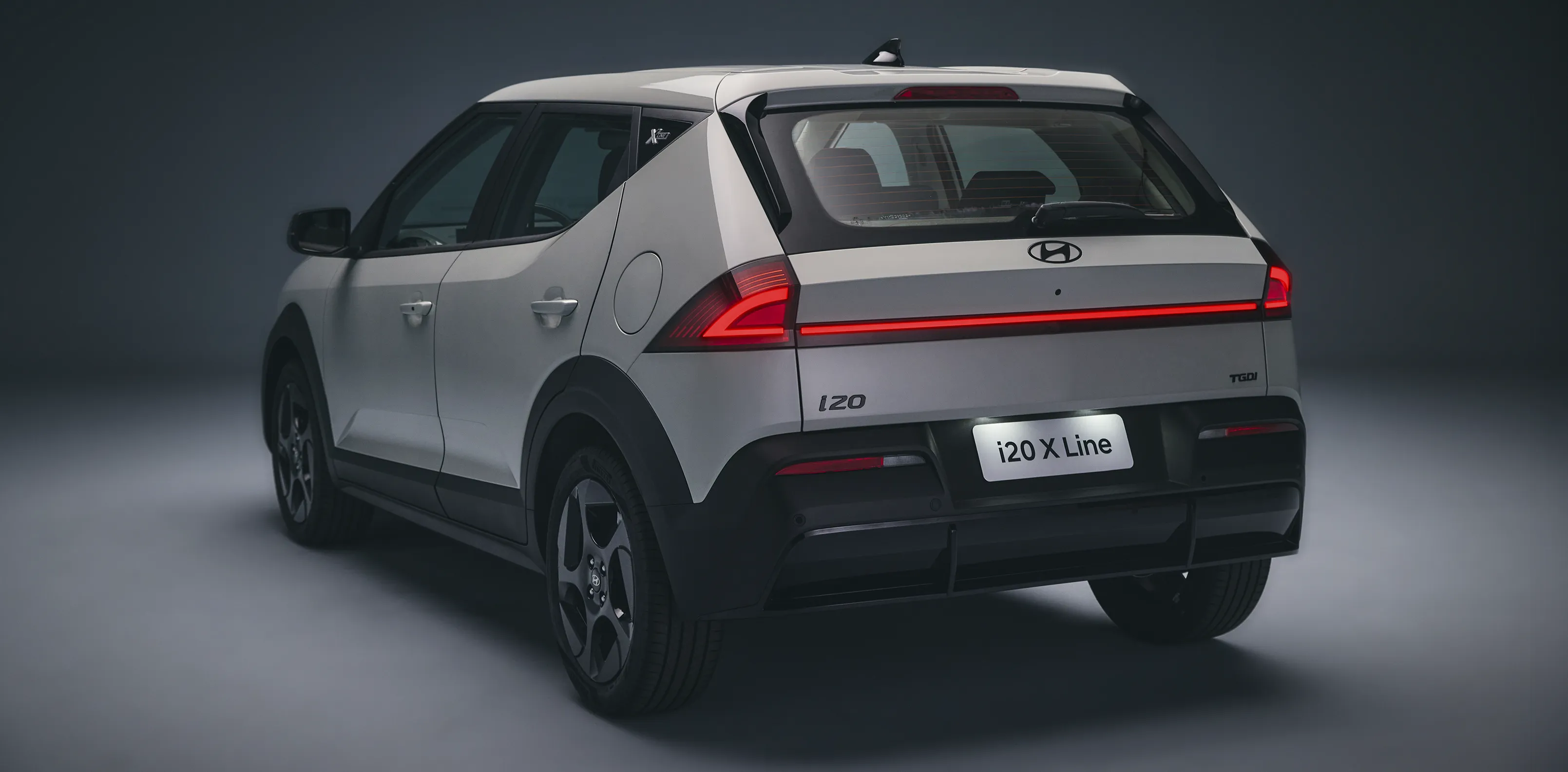 Protetores dos para-choques traseiros do Novo Hyundai i20 X Line na cor preto brilhante